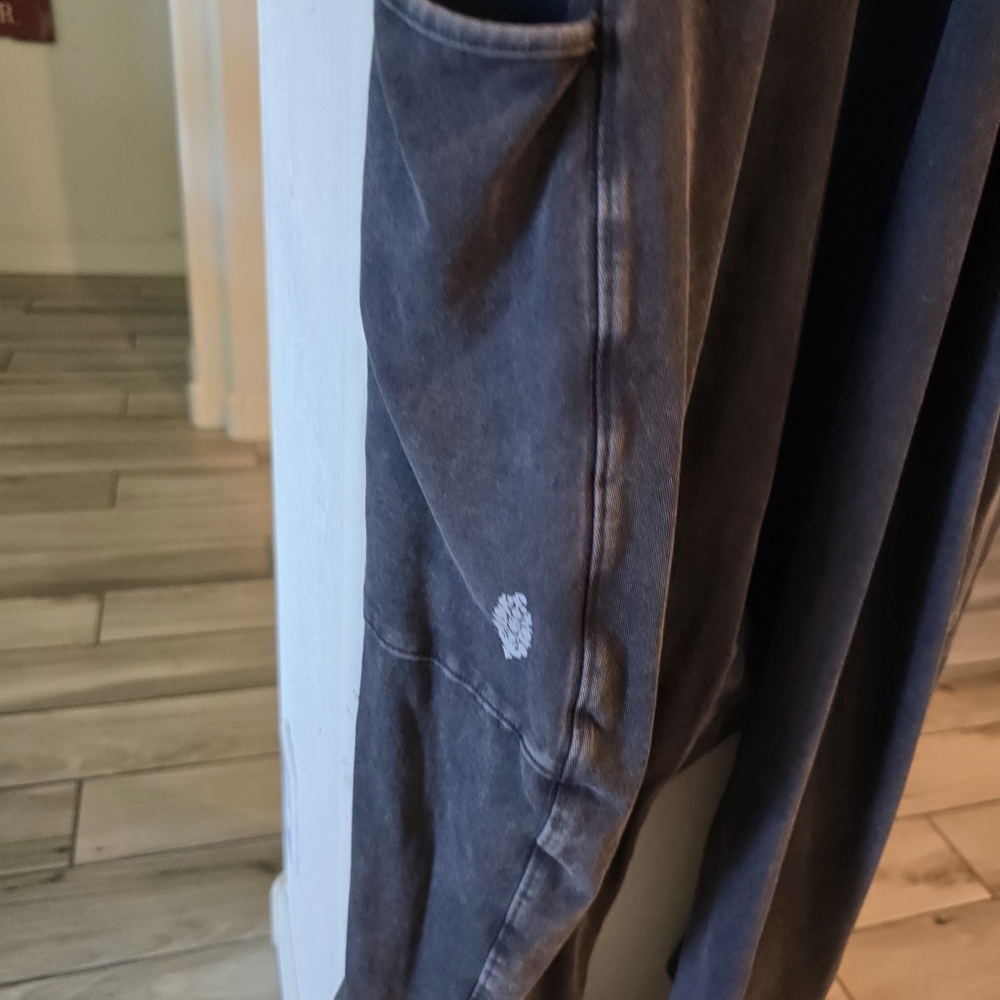 💙 FREE PEOPLE MOVEMENT Hot Stone Onesie Charcoal Dark Gray Black - Picture 4 of 5